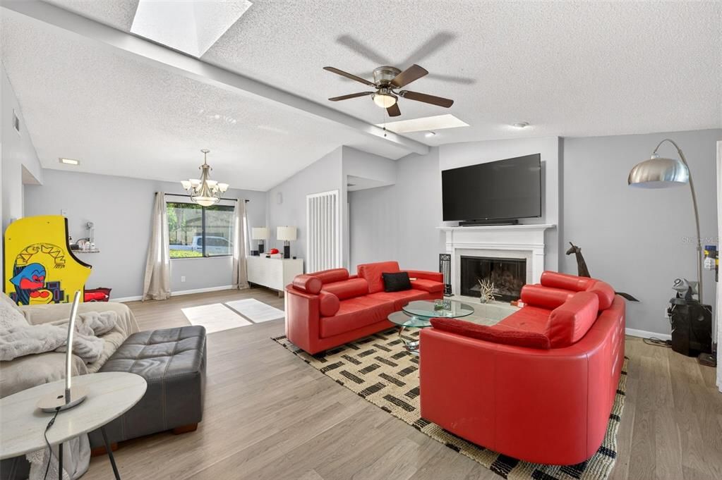 For Sale: $183,999 (2 beds, 2 baths, 1331 Square Feet)