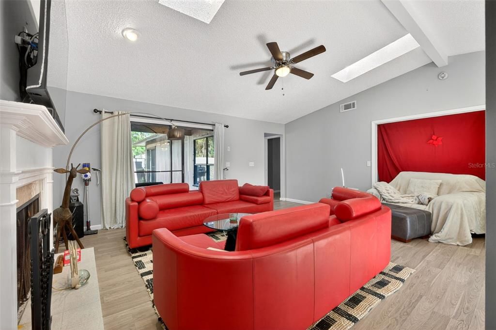 For Sale: $183,999 (2 beds, 2 baths, 1331 Square Feet)