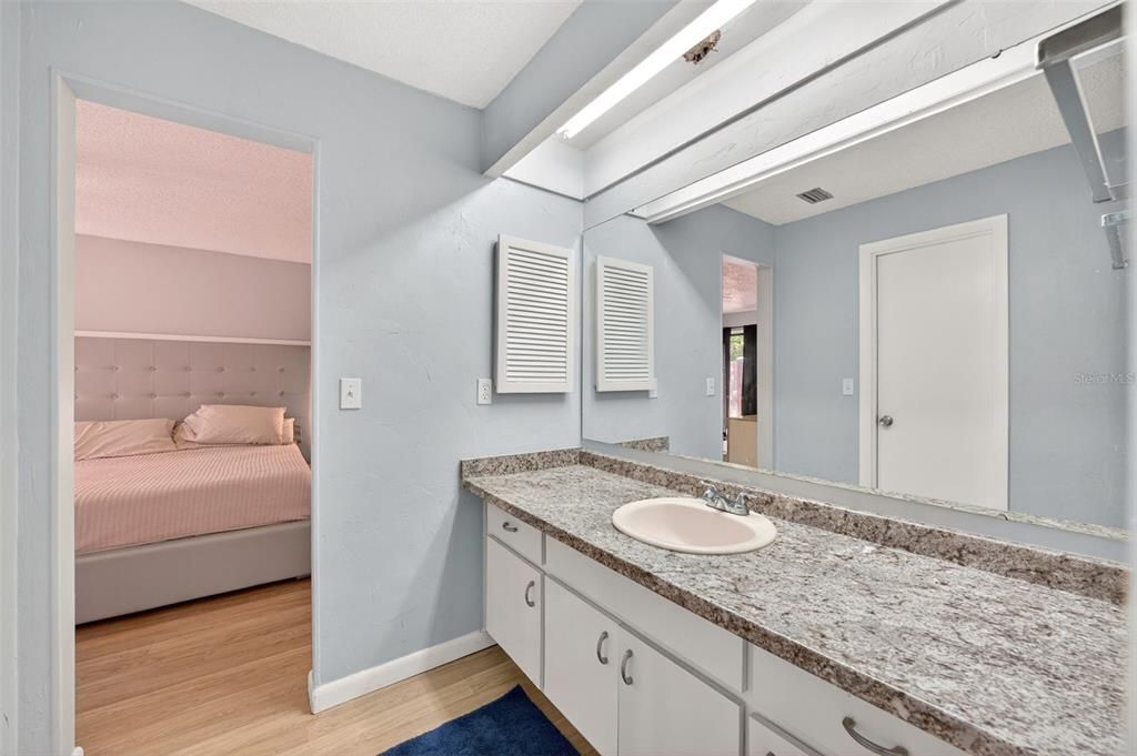 For Sale: $183,999 (2 beds, 2 baths, 1331 Square Feet)