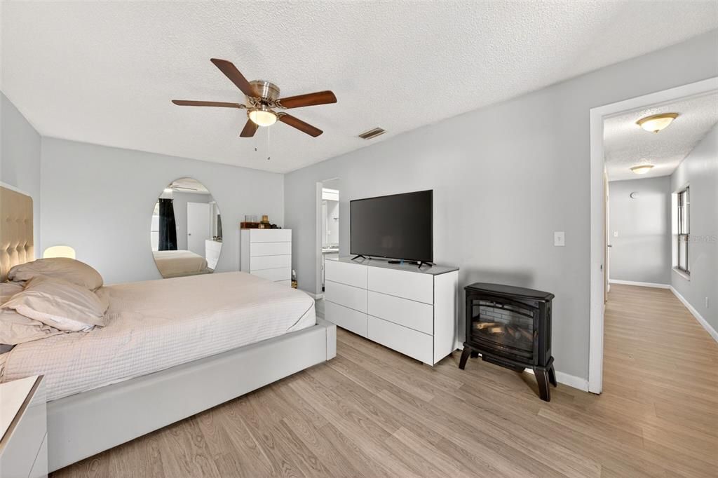 For Sale: $183,999 (2 beds, 2 baths, 1331 Square Feet)