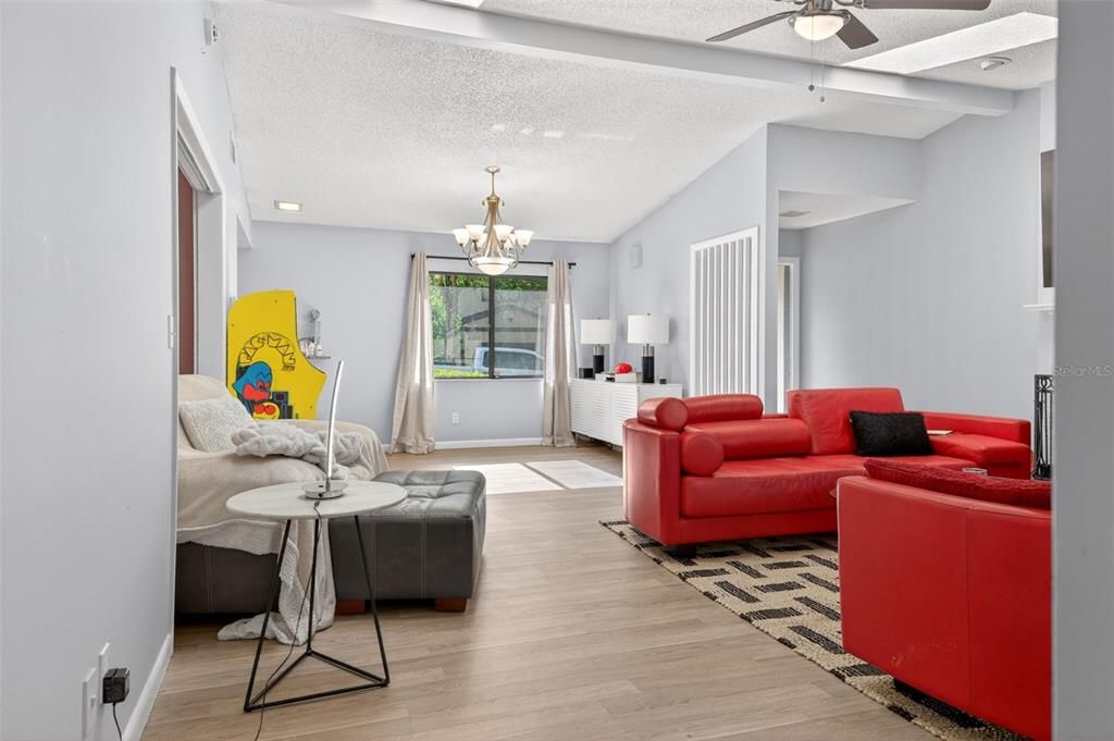 For Sale: $183,999 (2 beds, 2 baths, 1331 Square Feet)