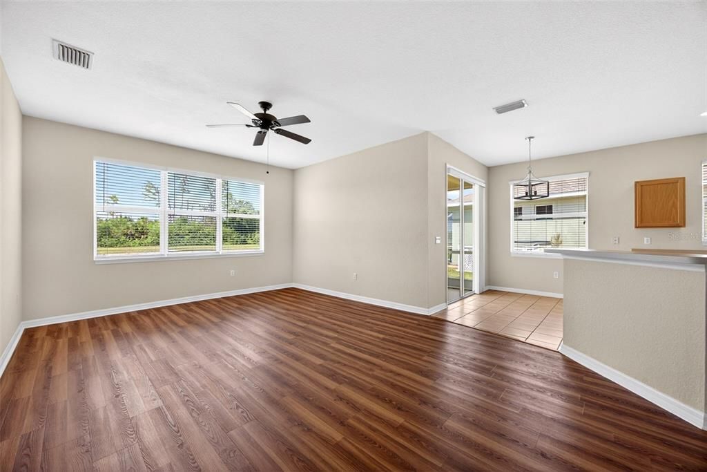 Activo con contrato: $275,000 (3 camas, 2 baños, 1743 Pies cuadrados)