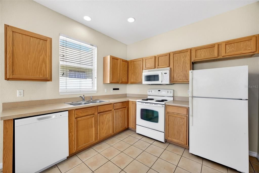 Activo con contrato: $275,000 (3 camas, 2 baños, 1743 Pies cuadrados)