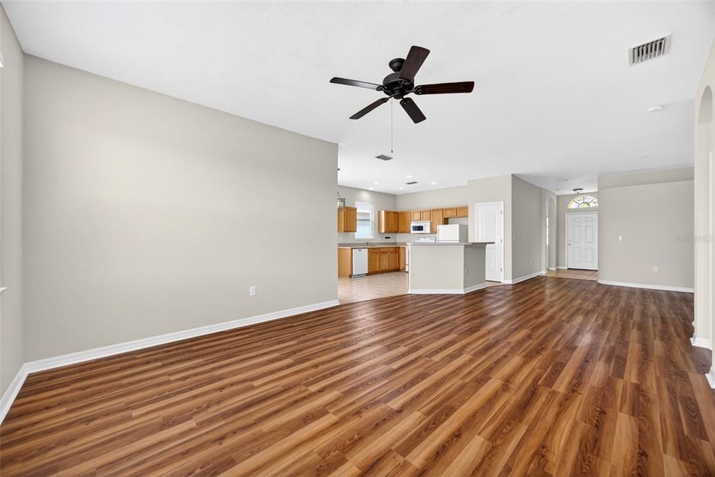 Activo con contrato: $275,000 (3 camas, 2 baños, 1743 Pies cuadrados)