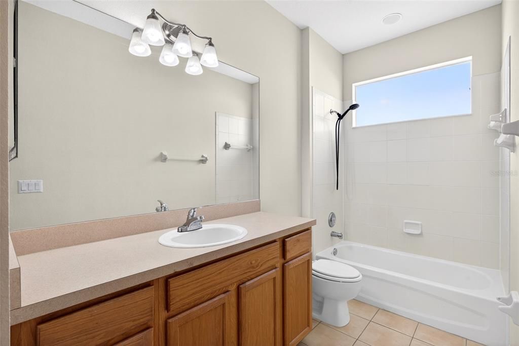 Activo con contrato: $275,000 (3 camas, 2 baños, 1743 Pies cuadrados)