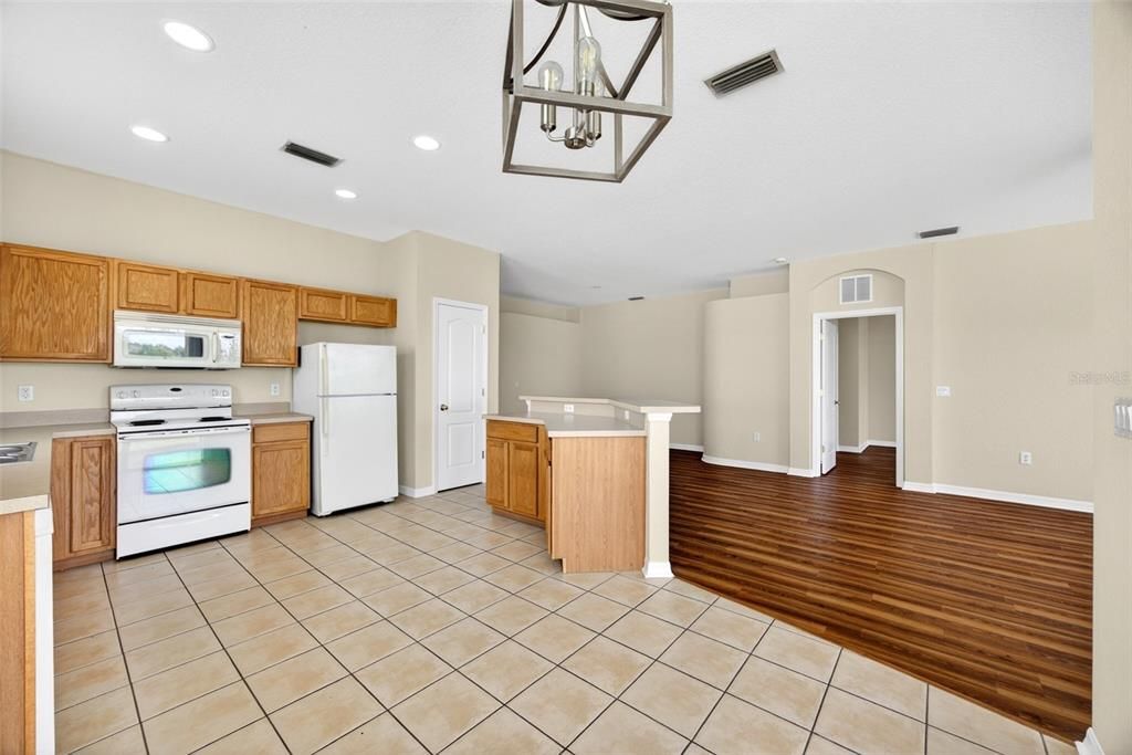 Activo con contrato: $275,000 (3 camas, 2 baños, 1743 Pies cuadrados)