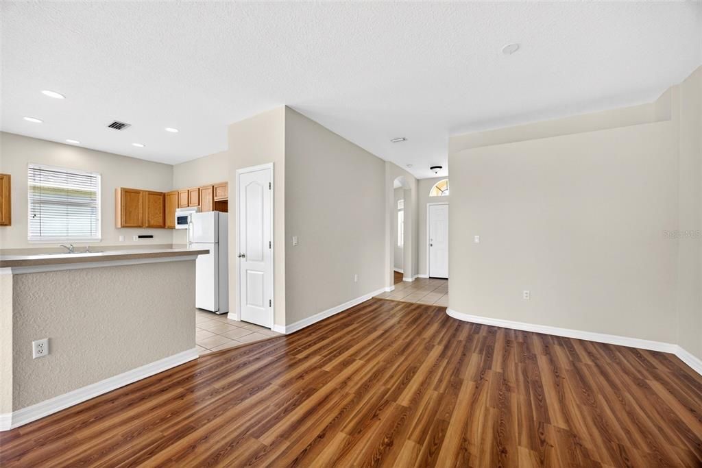 Activo con contrato: $275,000 (3 camas, 2 baños, 1743 Pies cuadrados)