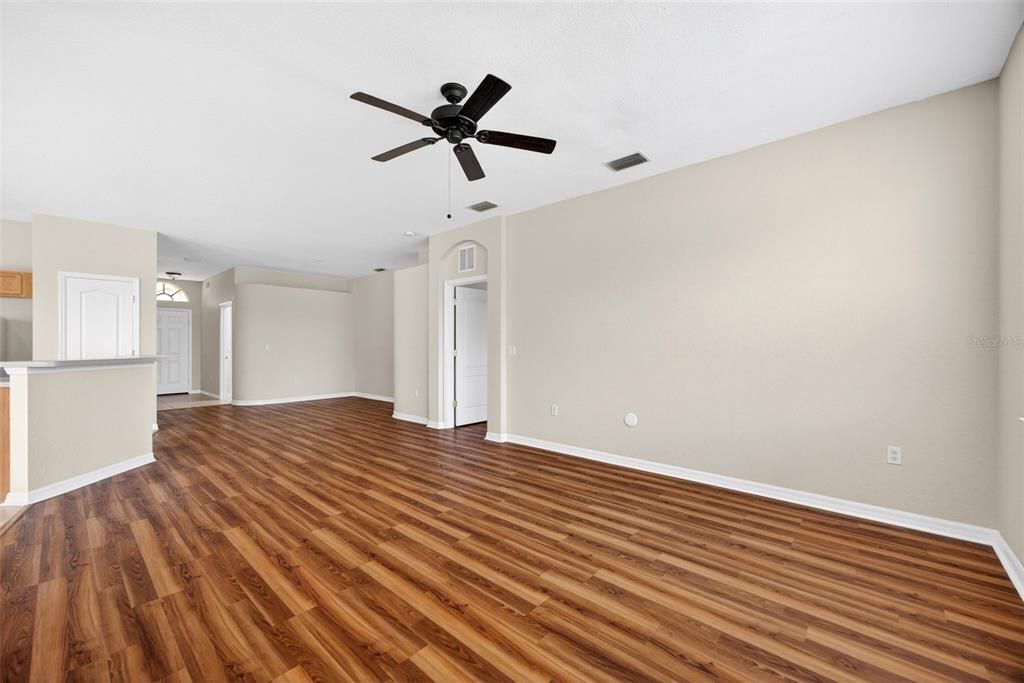 Activo con contrato: $275,000 (3 camas, 2 baños, 1743 Pies cuadrados)