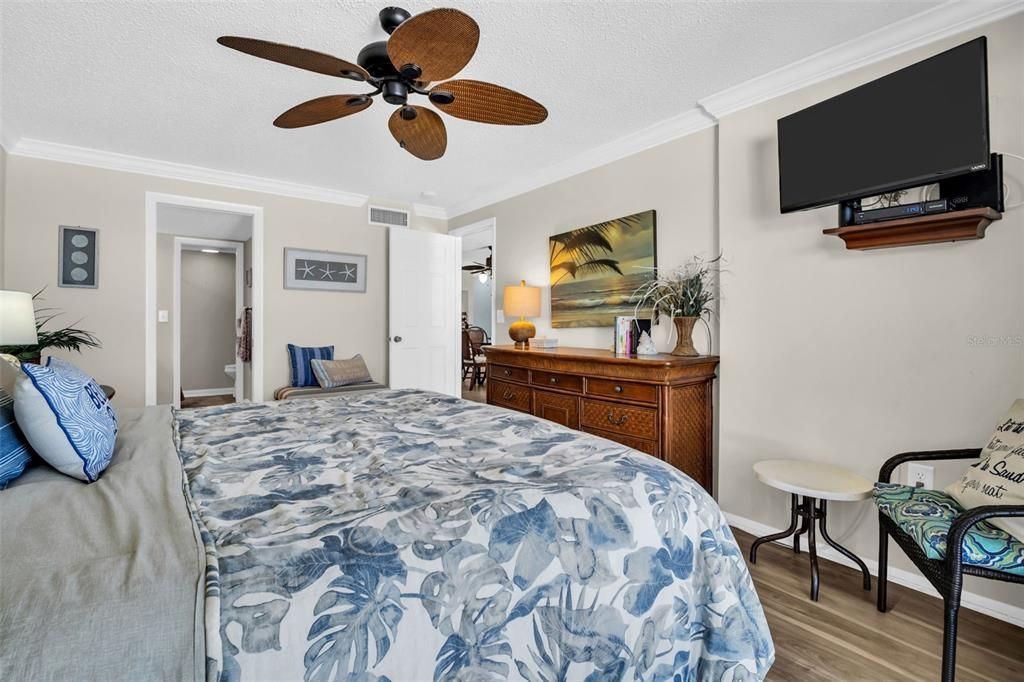 For Sale: $825,000 (2 beds, 2 baths, 1050 Square Feet)