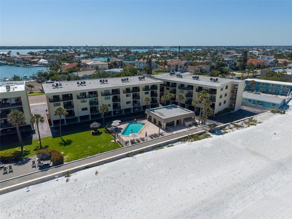 For Sale: $825,000 (2 beds, 2 baths, 1050 Square Feet)