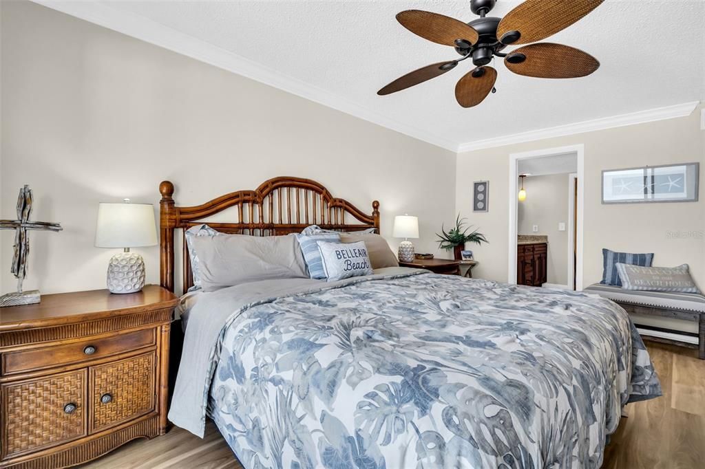 For Sale: $825,000 (2 beds, 2 baths, 1050 Square Feet)