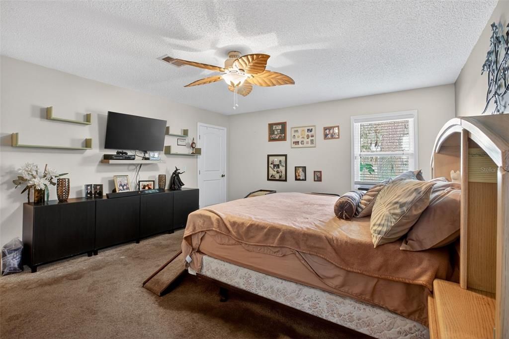 Activo con contrato: $368,000 (2 camas, 2 baños, 1784 Pies cuadrados)