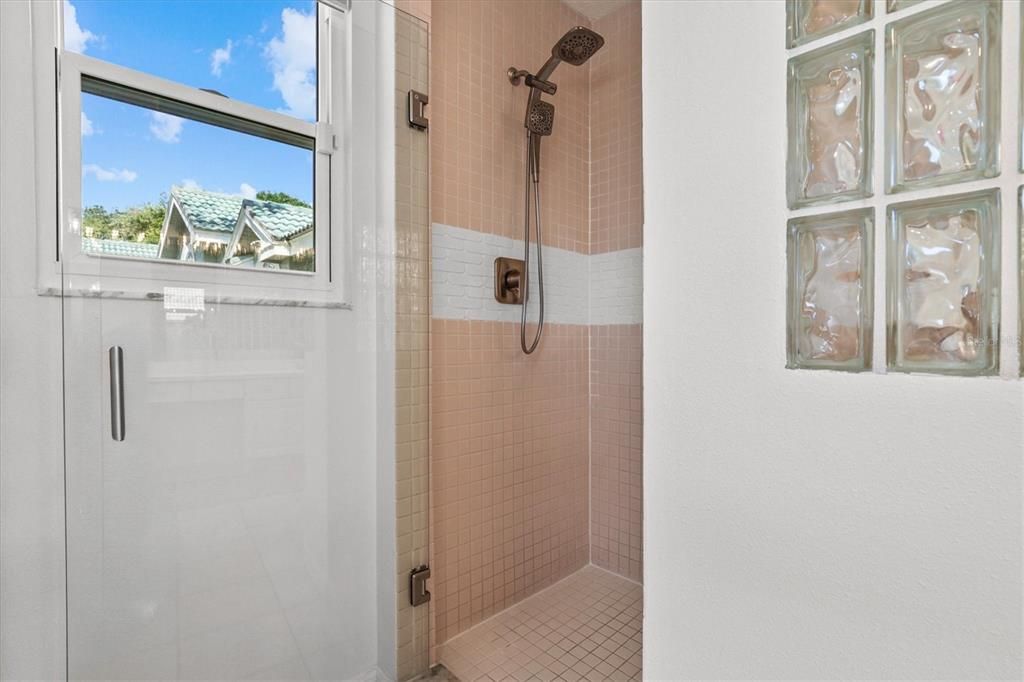 En Venta: $1,150,000 (3 camas, 3 baños, 2137 Pies cuadrados)