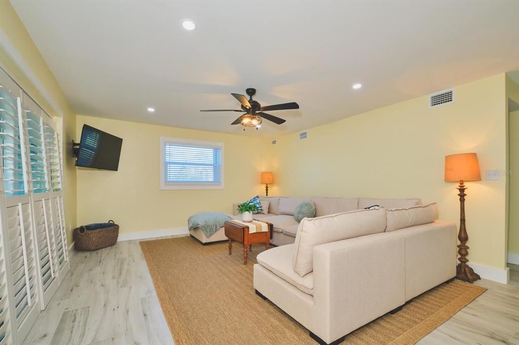 For Sale: $445,000 (2 beds, 2 baths, 1070 Square Feet)
