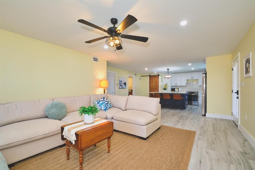 For Sale: $445,000 (2 beds, 2 baths, 1070 Square Feet)