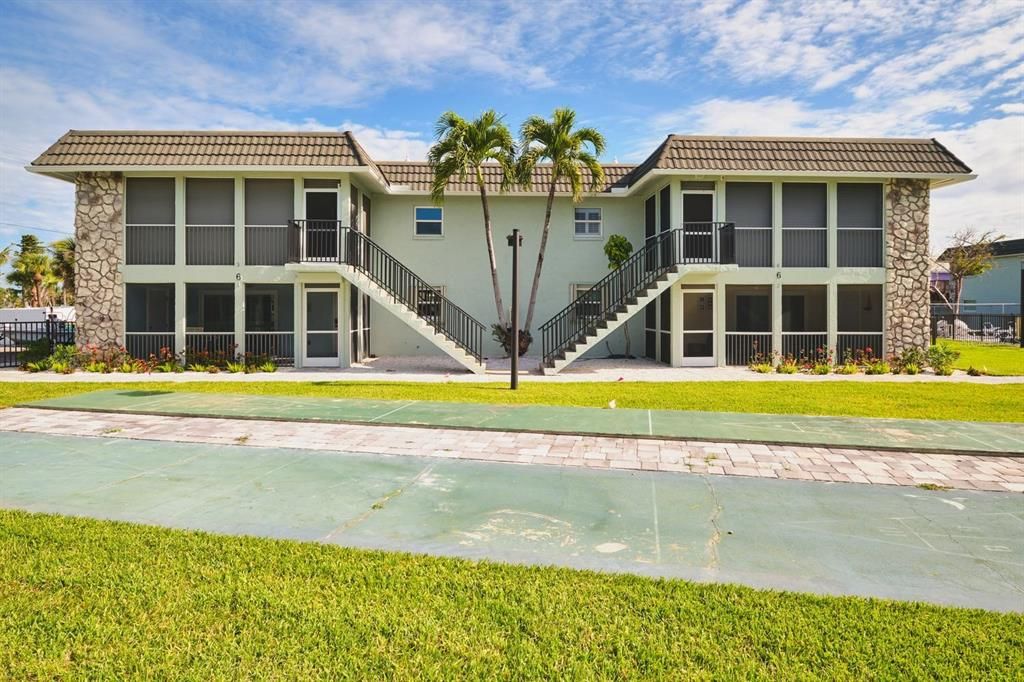 For Sale: $445,000 (2 beds, 2 baths, 1070 Square Feet)