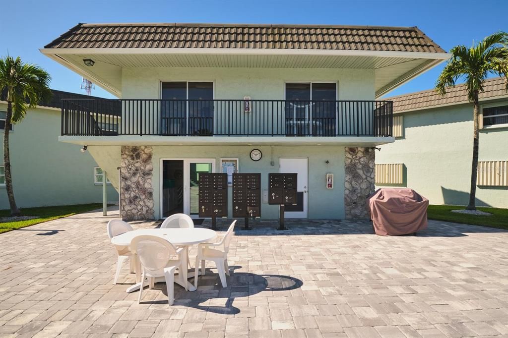 For Sale: $445,000 (2 beds, 2 baths, 1070 Square Feet)