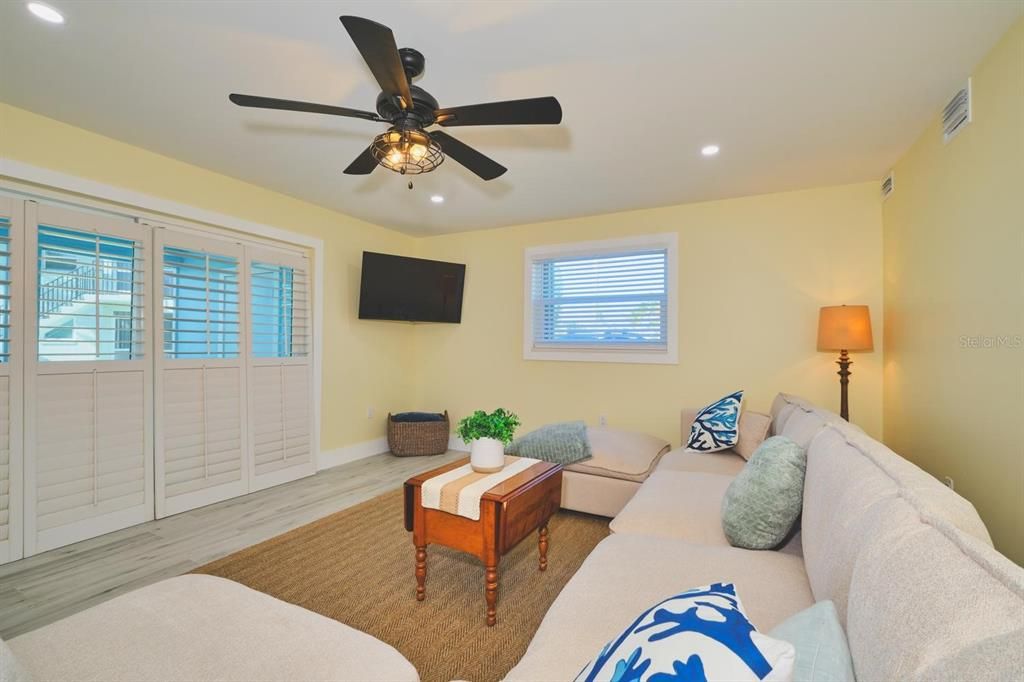 For Sale: $445,000 (2 beds, 2 baths, 1070 Square Feet)