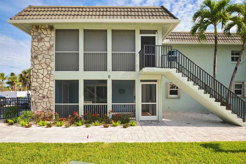 For Sale: $445,000 (2 beds, 2 baths, 1070 Square Feet)