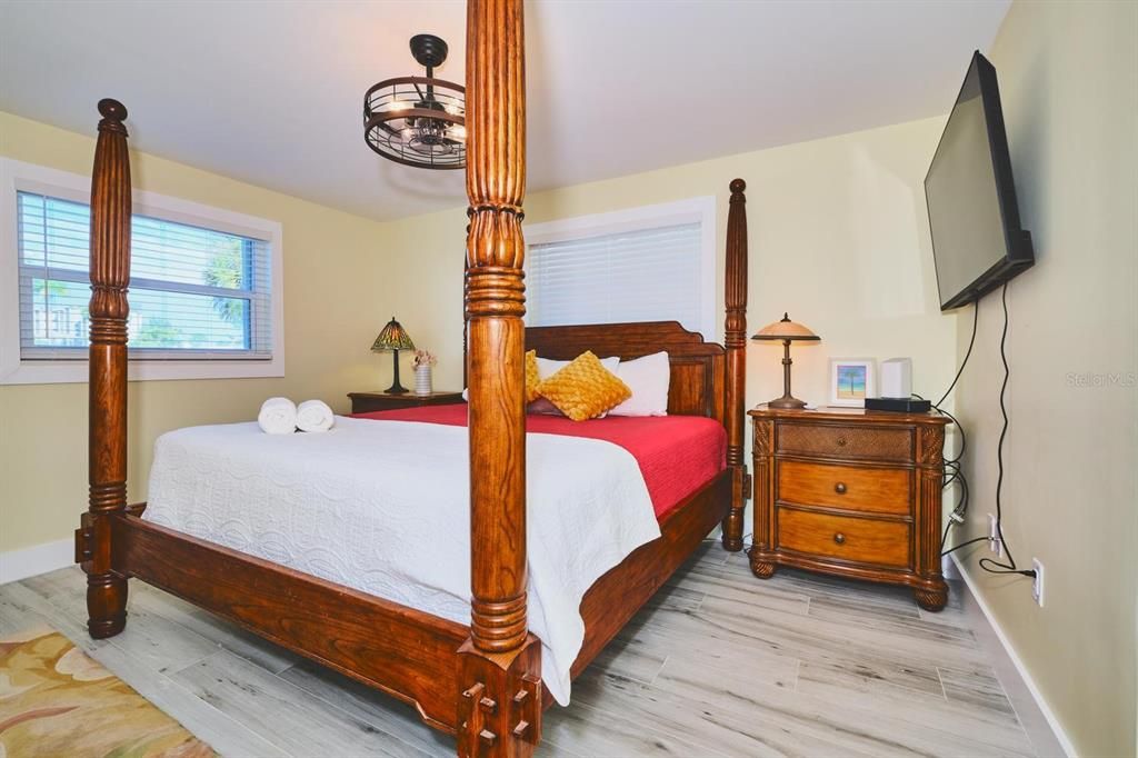 For Sale: $445,000 (2 beds, 2 baths, 1070 Square Feet)