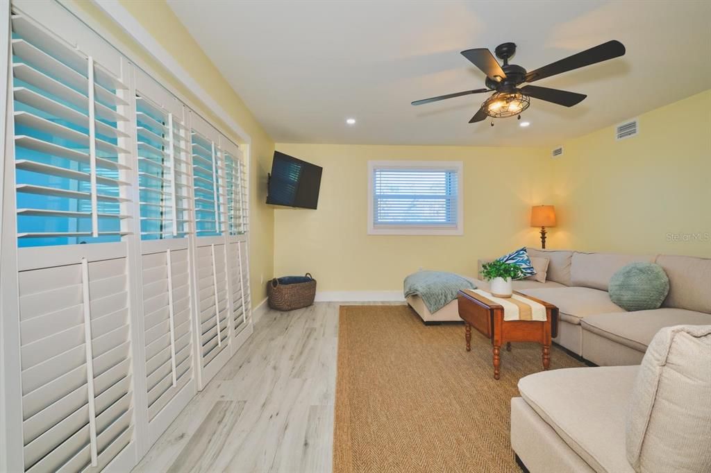 For Sale: $445,000 (2 beds, 2 baths, 1070 Square Feet)