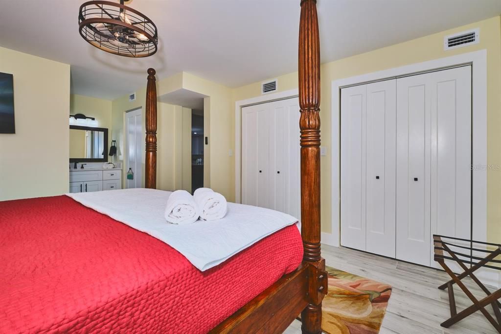 For Sale: $445,000 (2 beds, 2 baths, 1070 Square Feet)