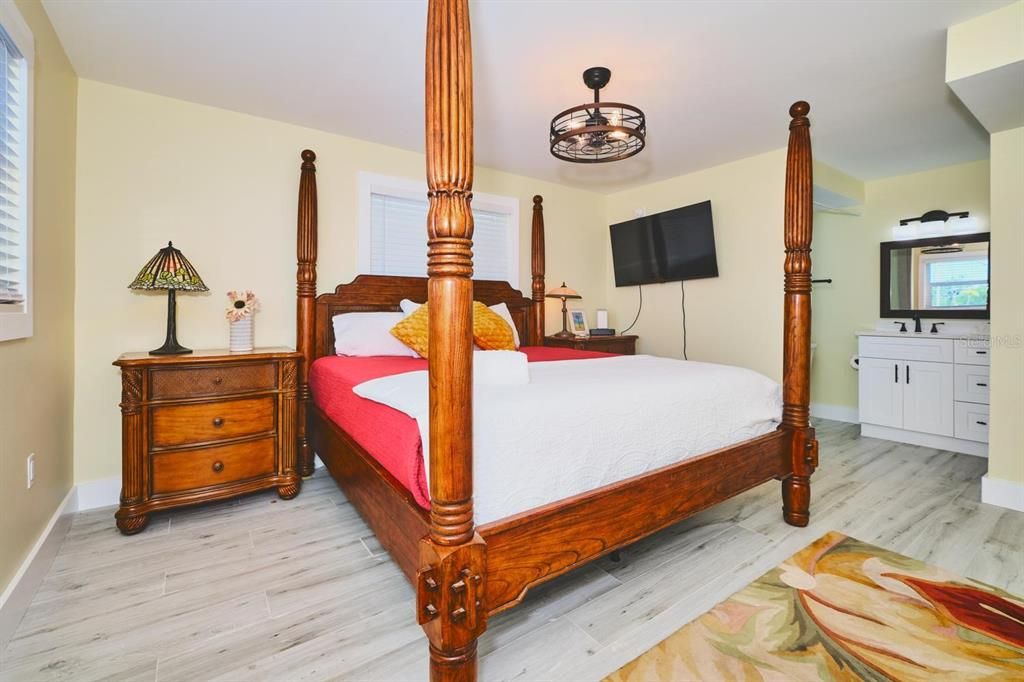 For Sale: $445,000 (2 beds, 2 baths, 1070 Square Feet)
