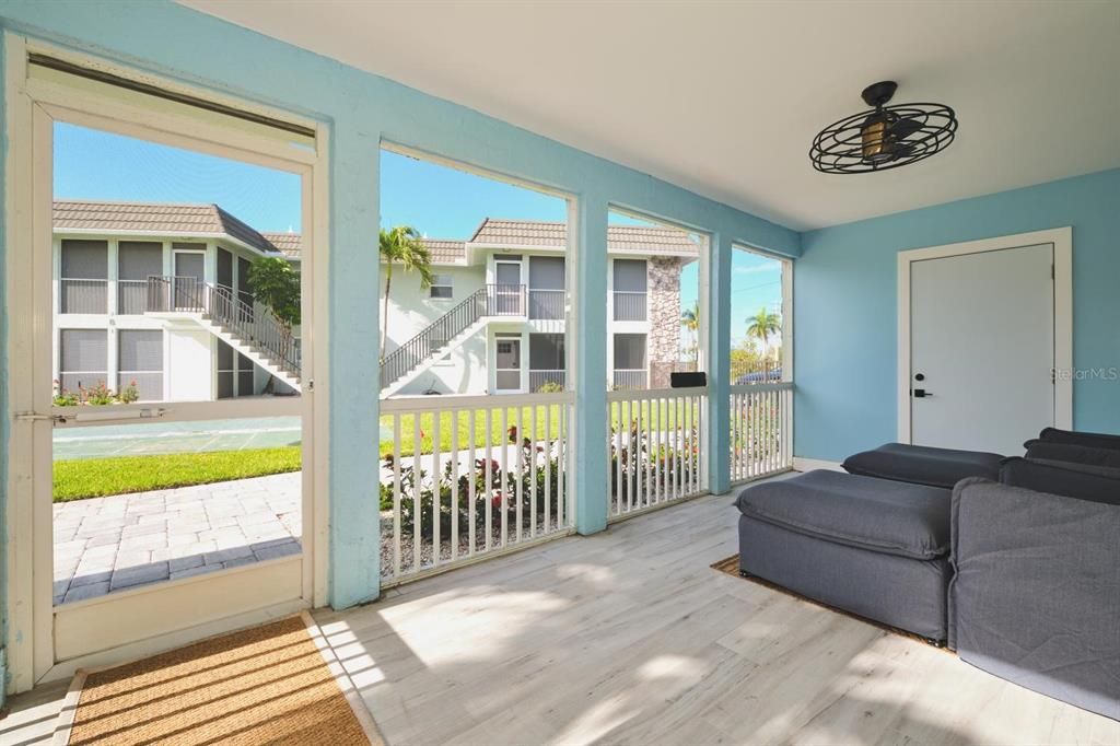 For Sale: $445,000 (2 beds, 2 baths, 1070 Square Feet)