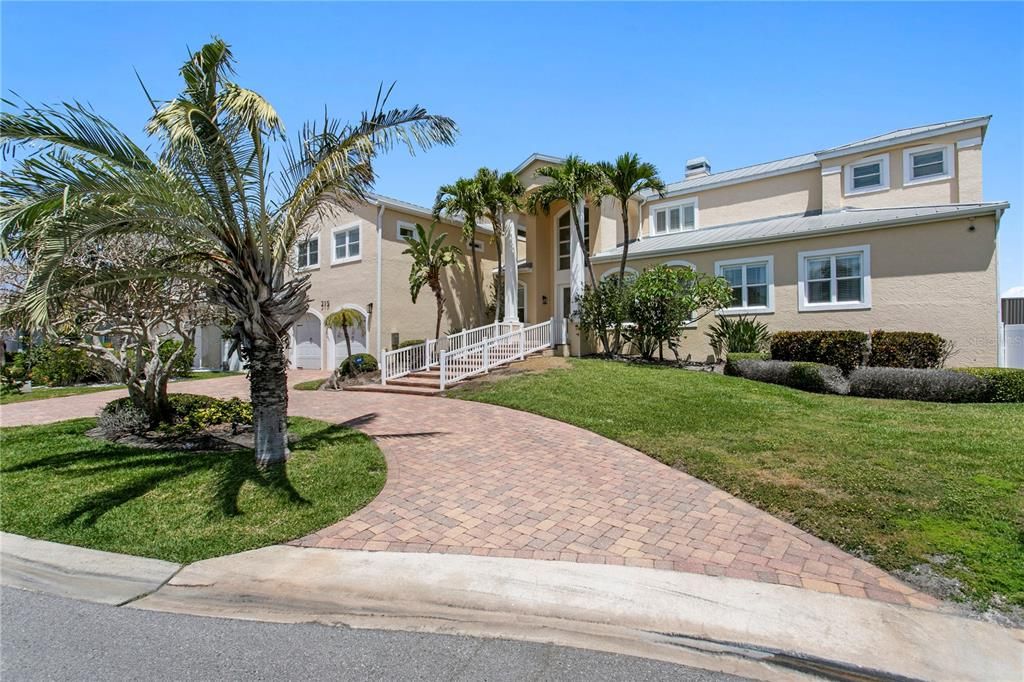 Active With Contract: $3,250,000 (5 beds, 5 baths, 5063 Square Feet)