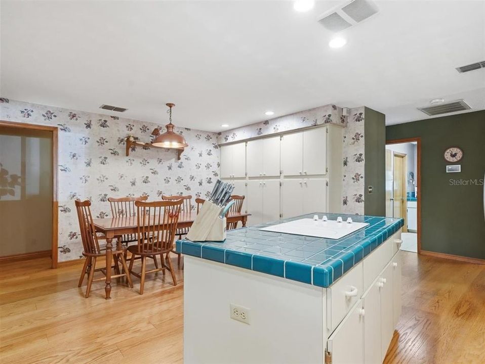 Activo con contrato: $725,000 (5 camas, 3 baños, 2887 Pies cuadrados)