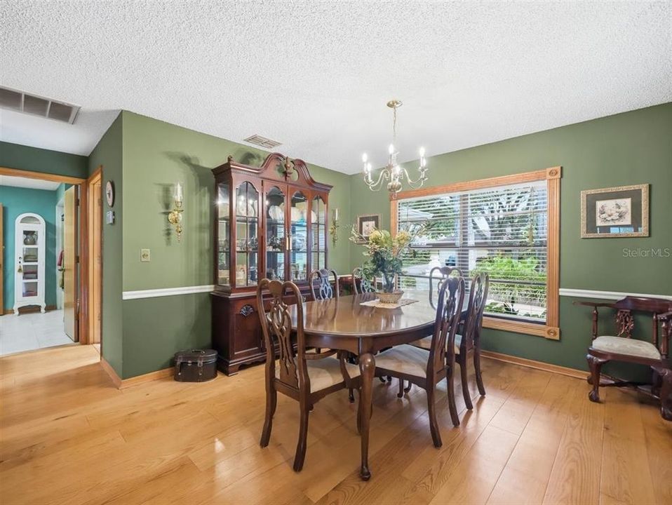 Activo con contrato: $725,000 (5 camas, 3 baños, 2887 Pies cuadrados)
