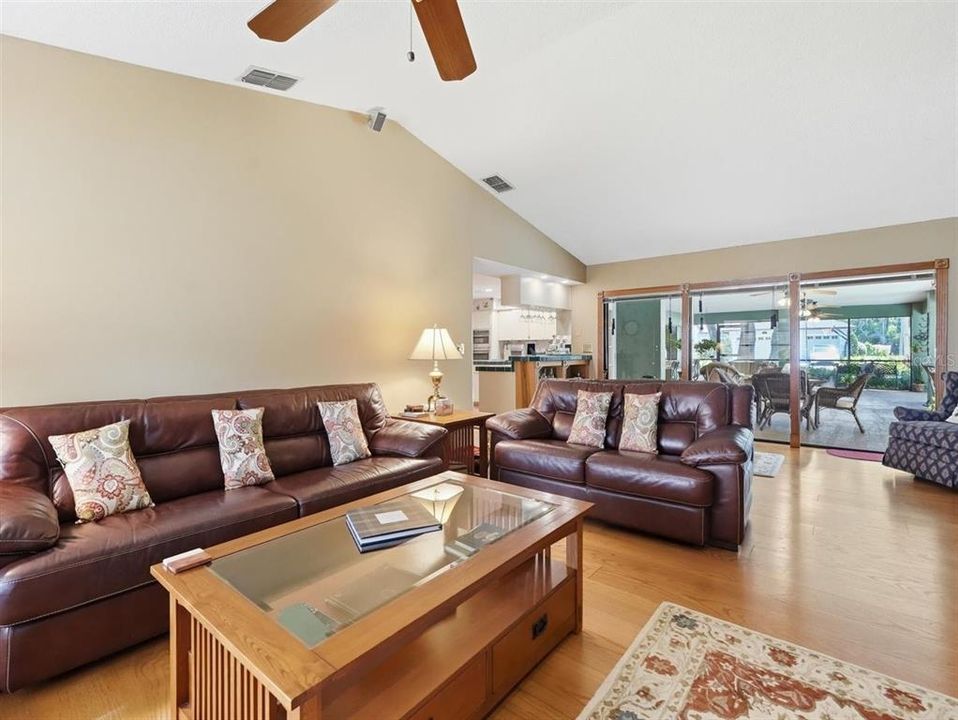 Activo con contrato: $725,000 (5 camas, 3 baños, 2887 Pies cuadrados)