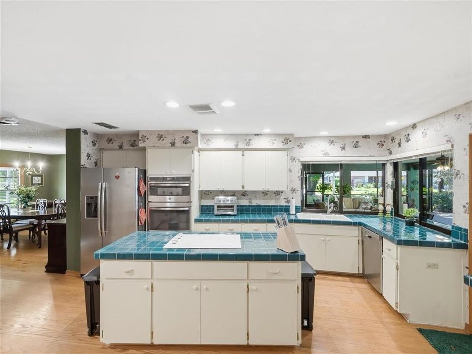Activo con contrato: $725,000 (5 camas, 3 baños, 2887 Pies cuadrados)