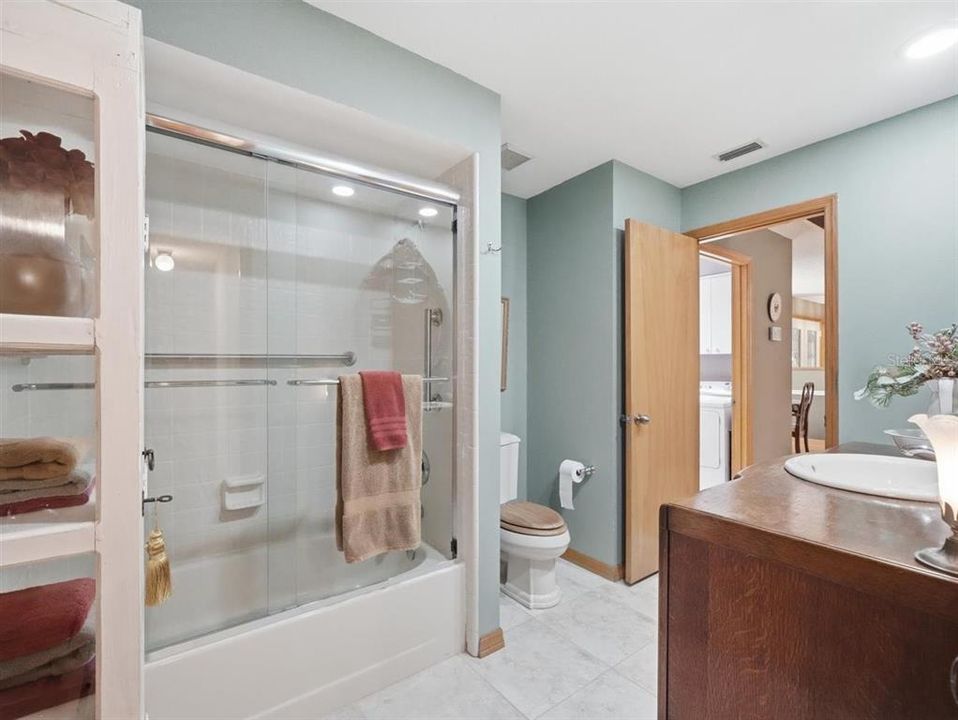 Activo con contrato: $725,000 (5 camas, 3 baños, 2887 Pies cuadrados)