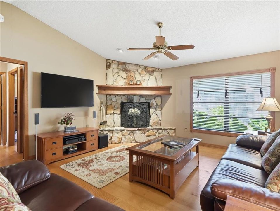 Activo con contrato: $725,000 (5 camas, 3 baños, 2887 Pies cuadrados)