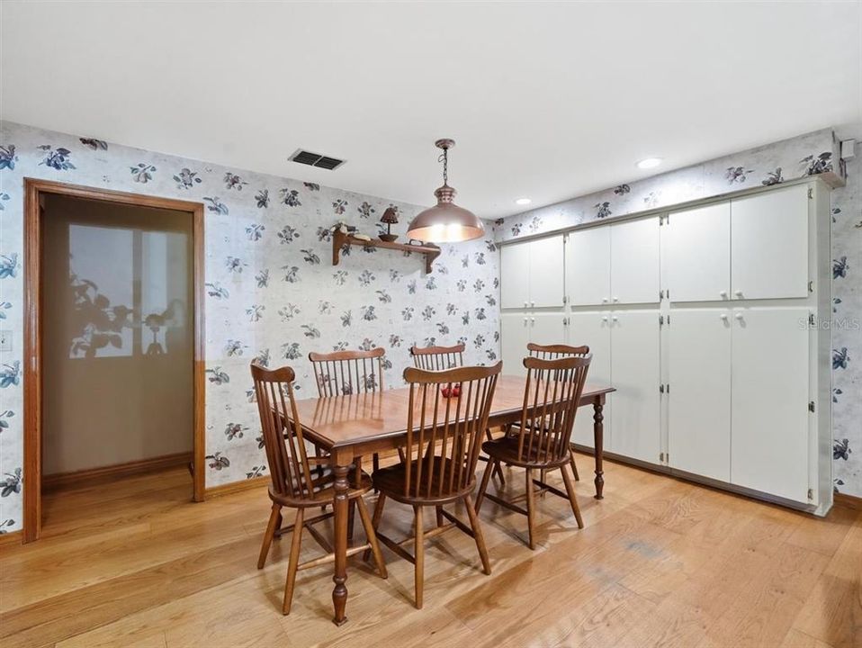 Activo con contrato: $725,000 (5 camas, 3 baños, 2887 Pies cuadrados)
