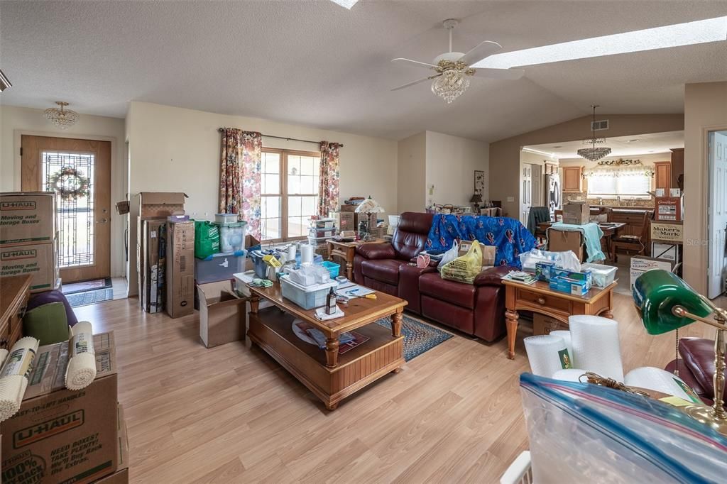 Active With Contract: $289,900 (3 beds, 2 baths, 1885 Square Feet)