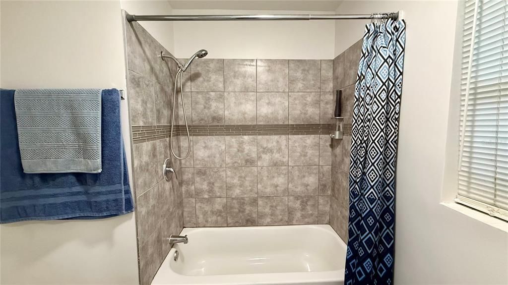 На продажу: $269,990 (3 спален, 3 ванн, 1408 Квадратных фут)