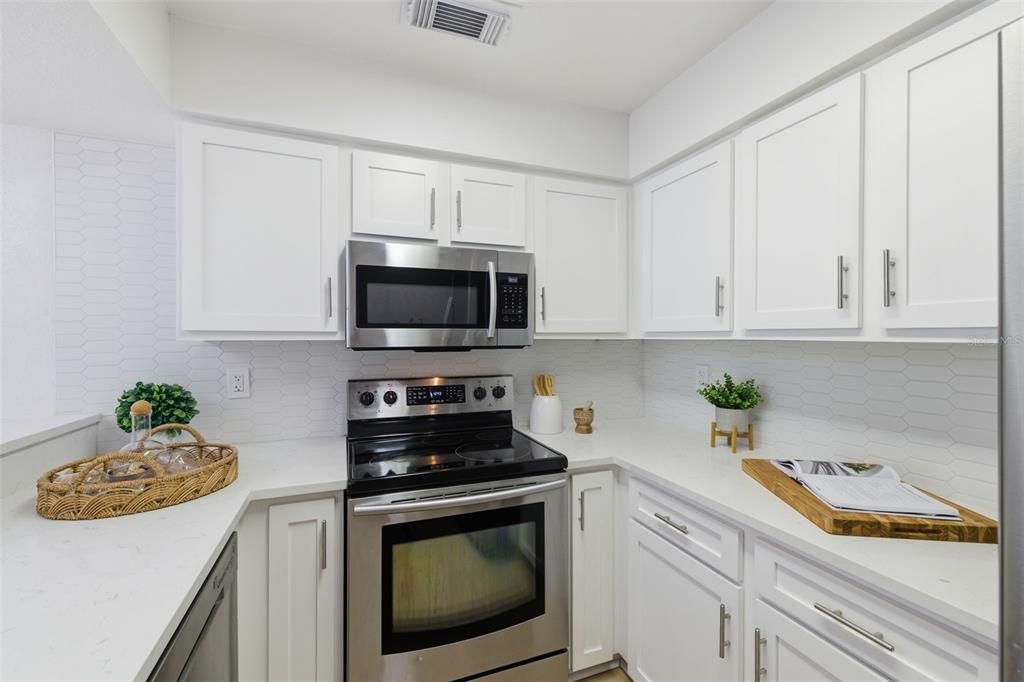Active With Contract: $279,900 (2 beds, 2 baths, 1124 Square Feet)