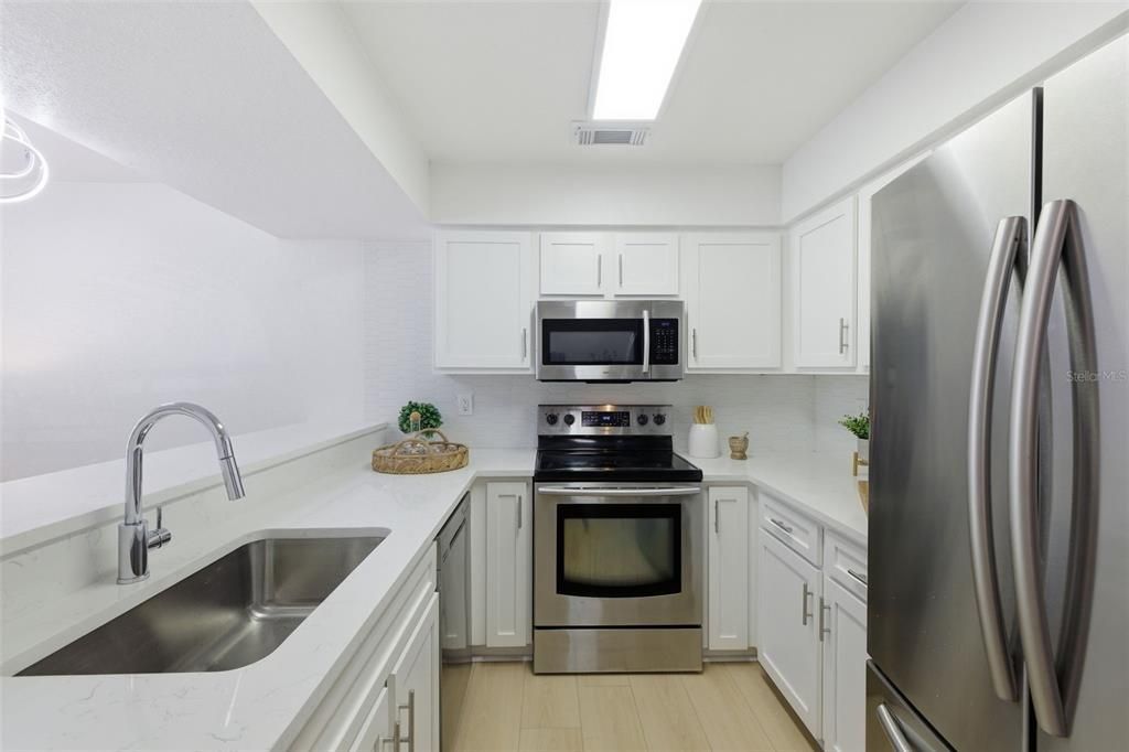 Active With Contract: $279,900 (2 beds, 2 baths, 1124 Square Feet)