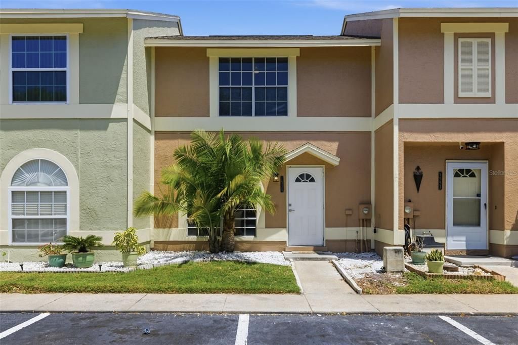 Active With Contract: $279,900 (2 beds, 2 baths, 1124 Square Feet)