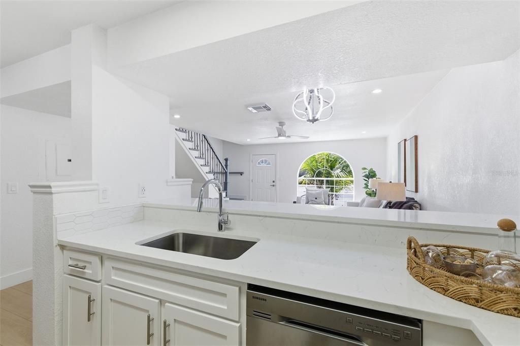 Active With Contract: $279,900 (2 beds, 2 baths, 1124 Square Feet)