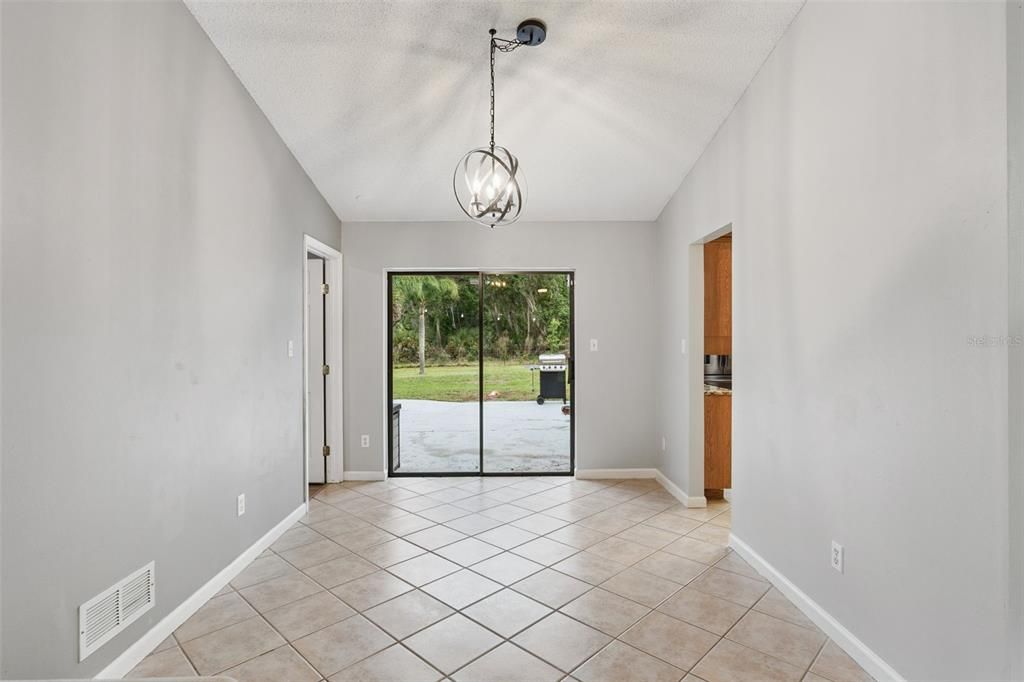 Activo con contrato: $410,000 (3 camas, 2 baños, 1718 Pies cuadrados)