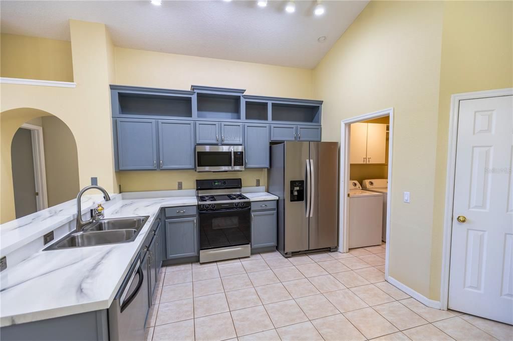 Active With Contract: $344,900 (3 beds, 2 baths, 1682 Square Feet)