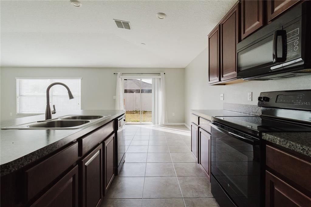 For Rent: $2,950 (4 beds, 2 baths, 1897 Square Feet)