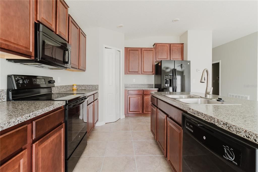 For Rent: $2,950 (4 beds, 2 baths, 1897 Square Feet)