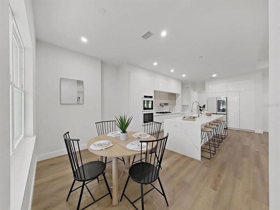 En Venta: $705,000 (3 camas, 3 baños, 2607 Pies cuadrados)