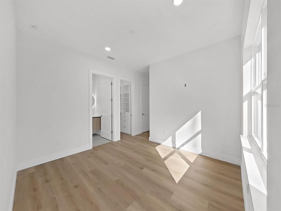 En Venta: $705,000 (3 camas, 3 baños, 2607 Pies cuadrados)