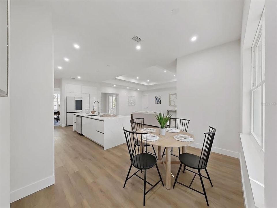 En Venta: $705,000 (3 camas, 3 baños, 2607 Pies cuadrados)