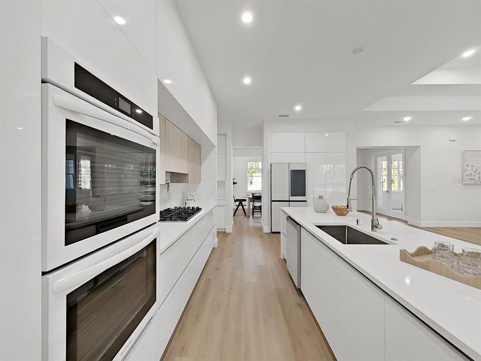 En Venta: $705,000 (3 camas, 3 baños, 2607 Pies cuadrados)